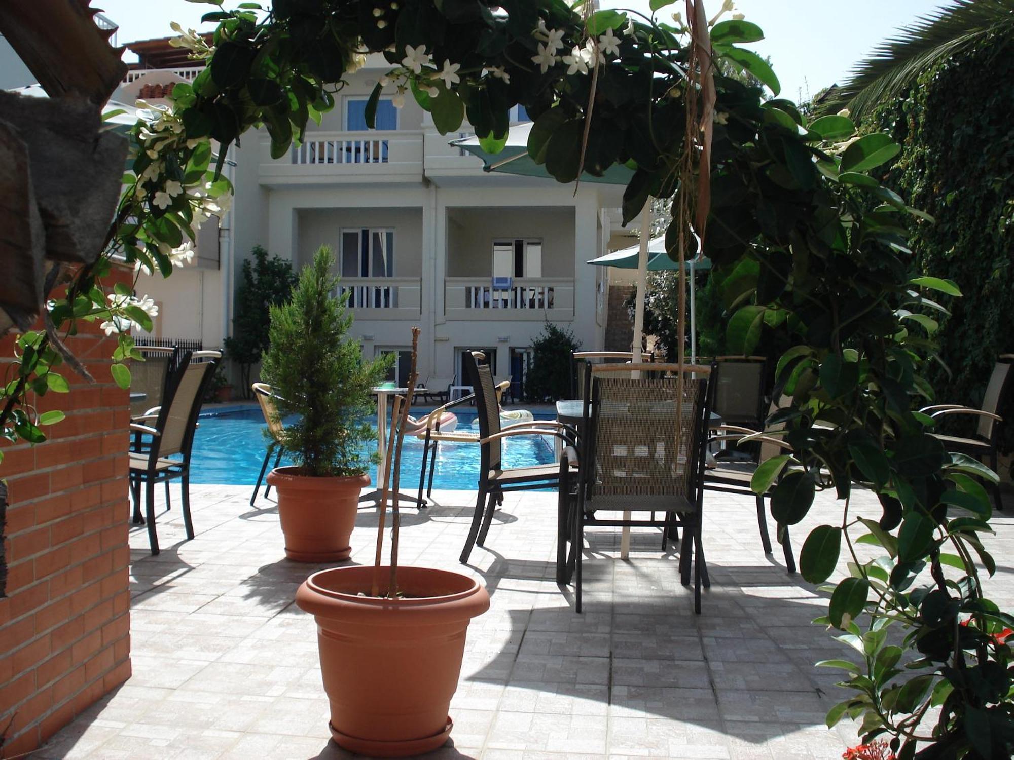 Akatos Hotel Agia Marina エクステリア 写真