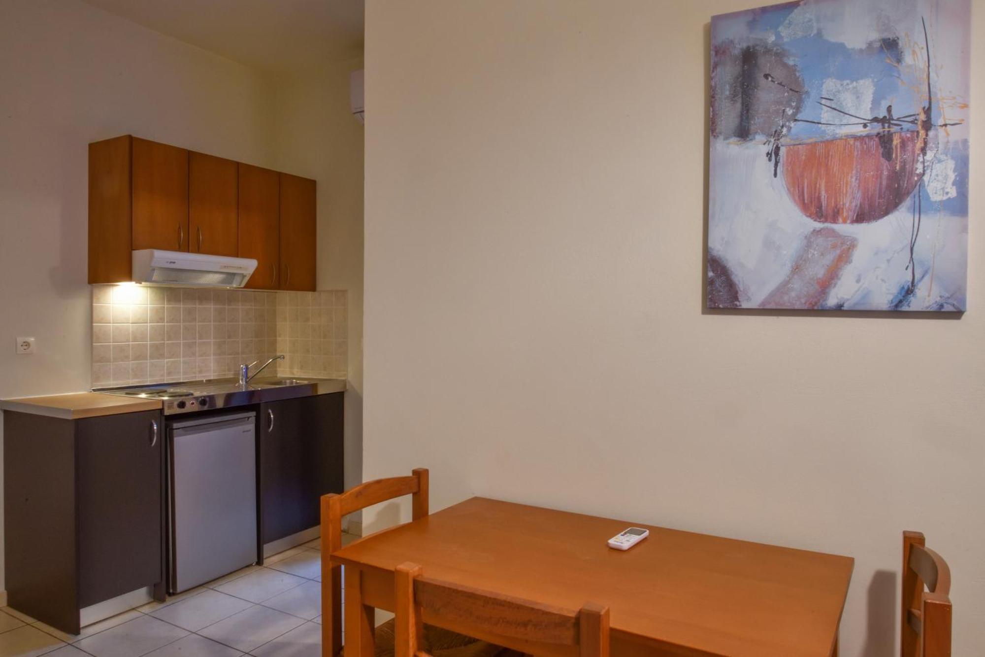 Akatos Hotel Agia Marina エクステリア 写真