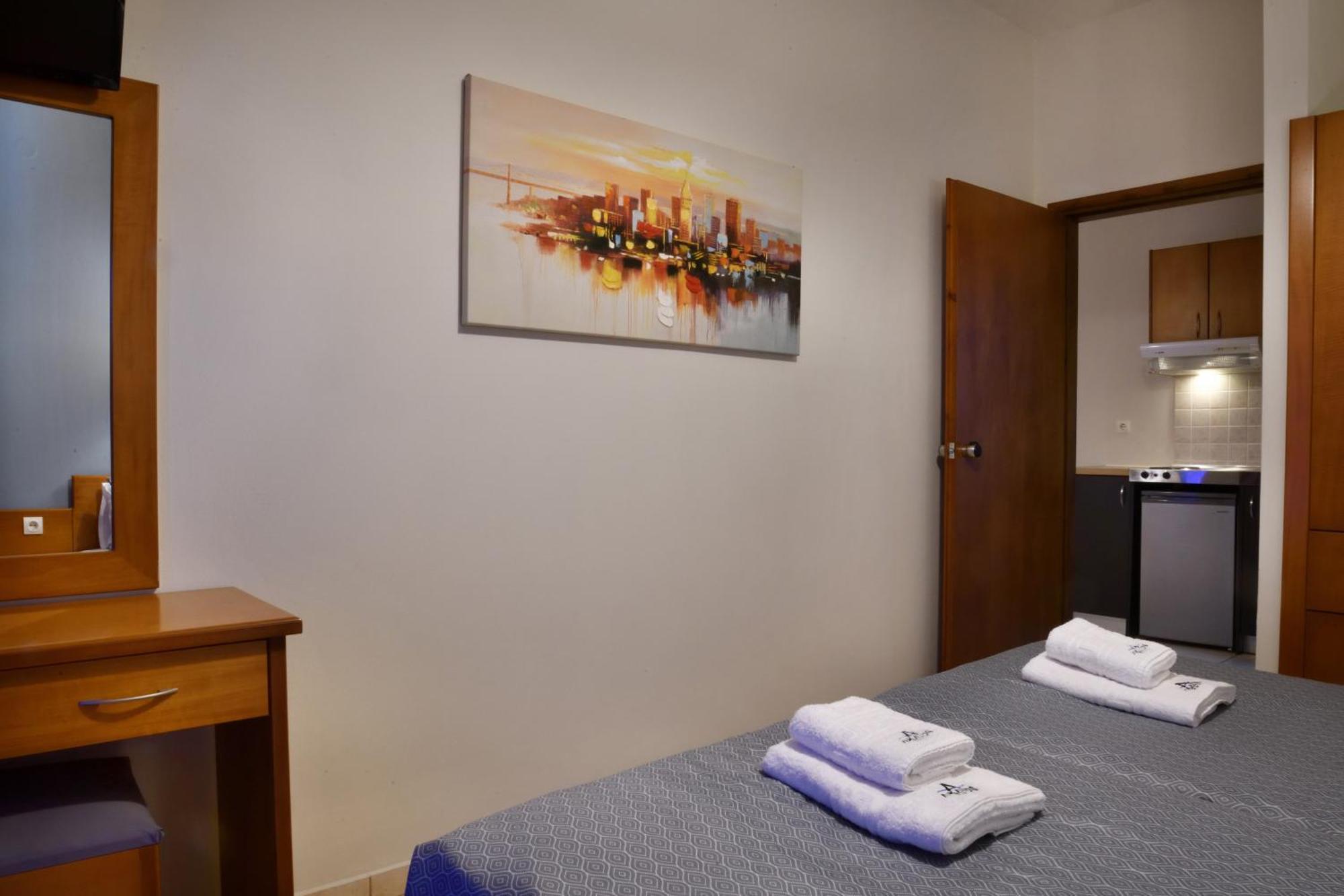 Akatos Hotel Agia Marina エクステリア 写真