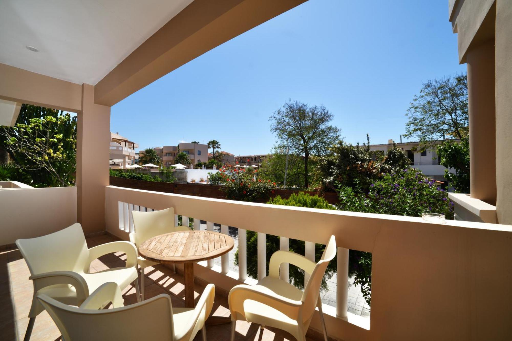 Akatos Hotel Agia Marina エクステリア 写真