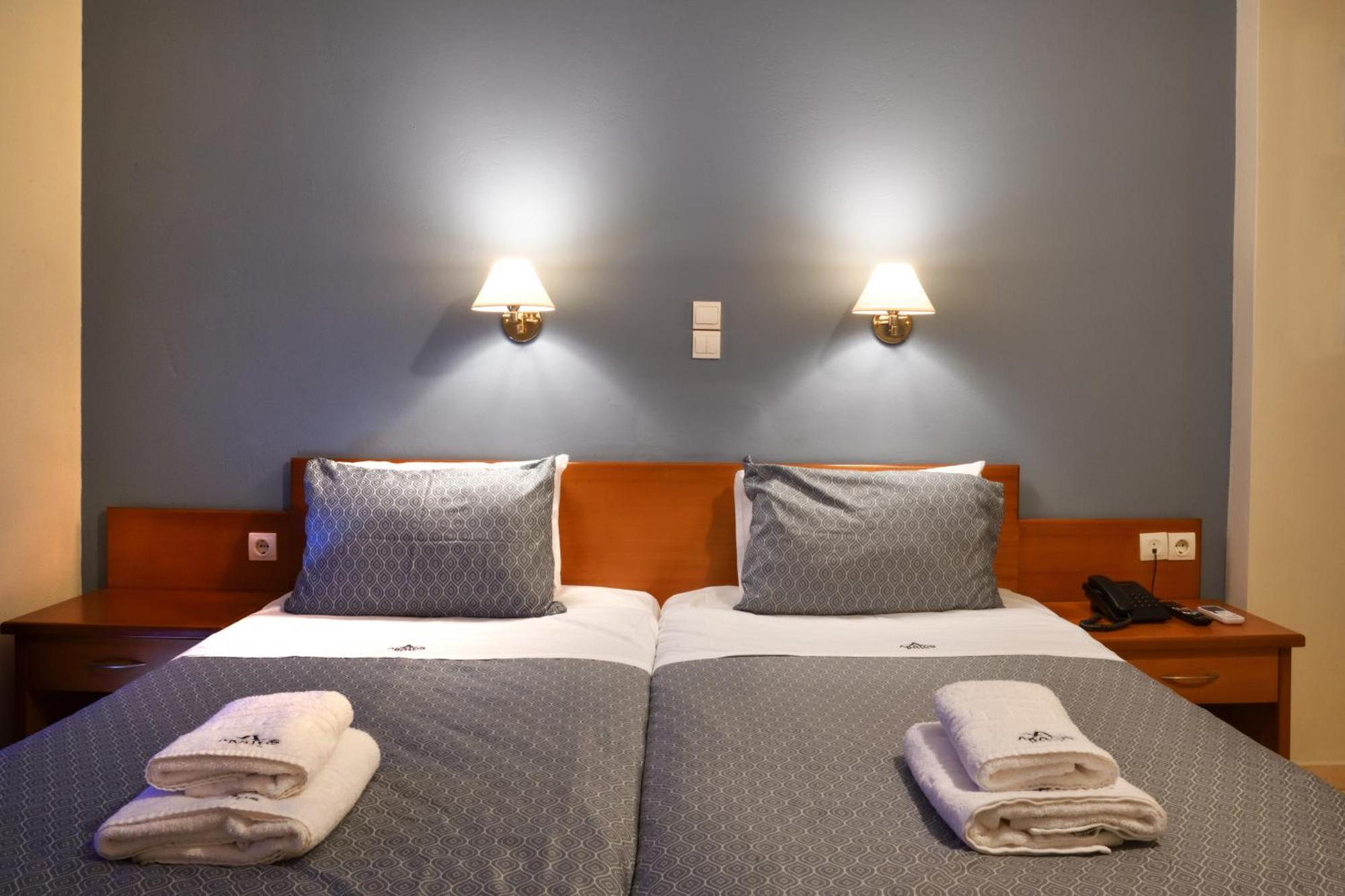 Akatos Hotel Agia Marina エクステリア 写真