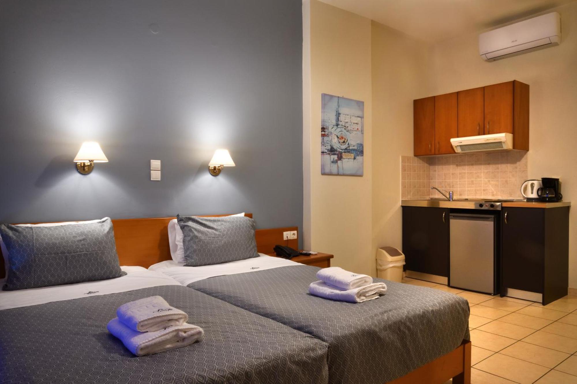 Akatos Hotel Agia Marina エクステリア 写真