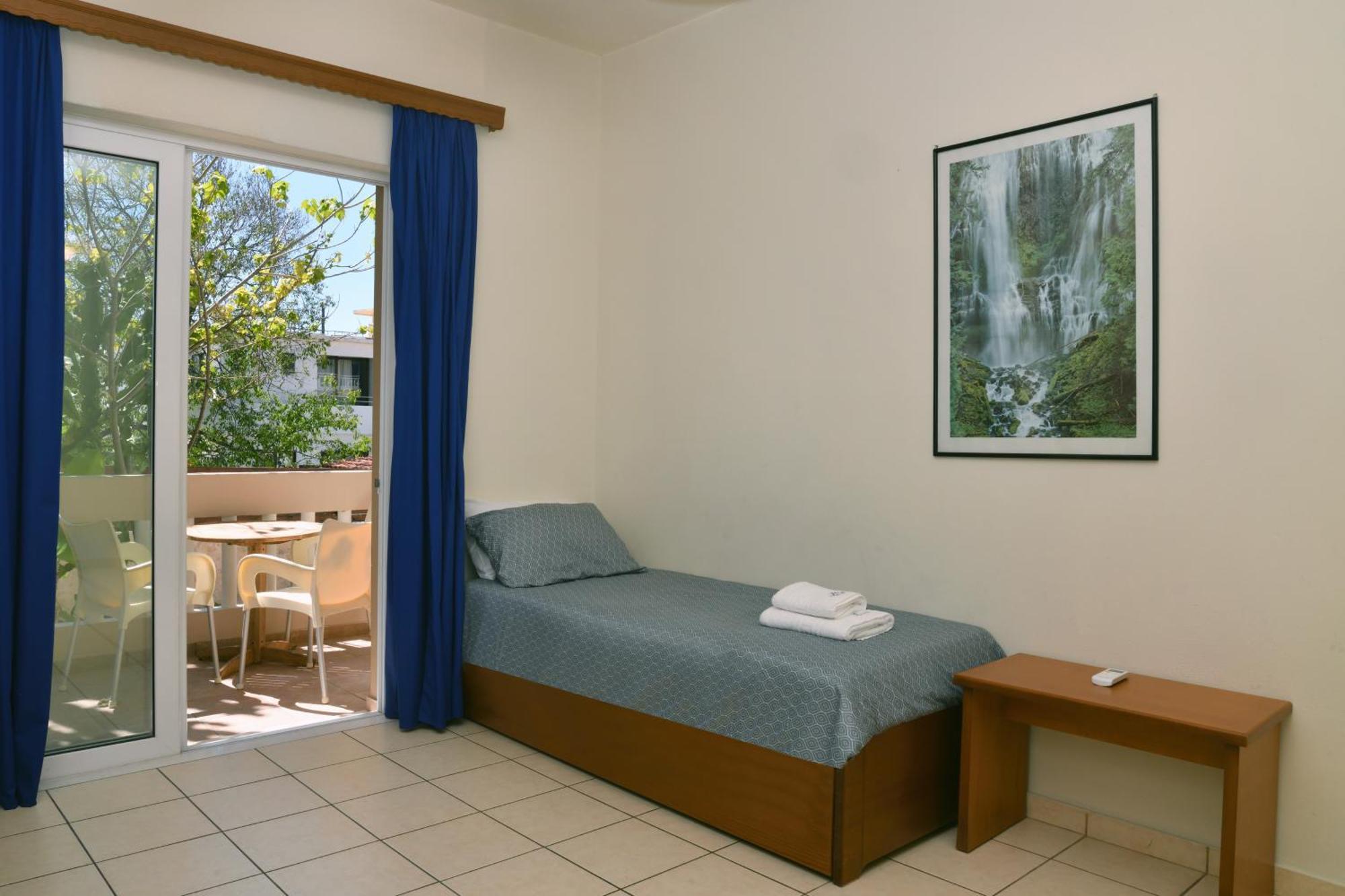 Akatos Hotel Agia Marina エクステリア 写真
