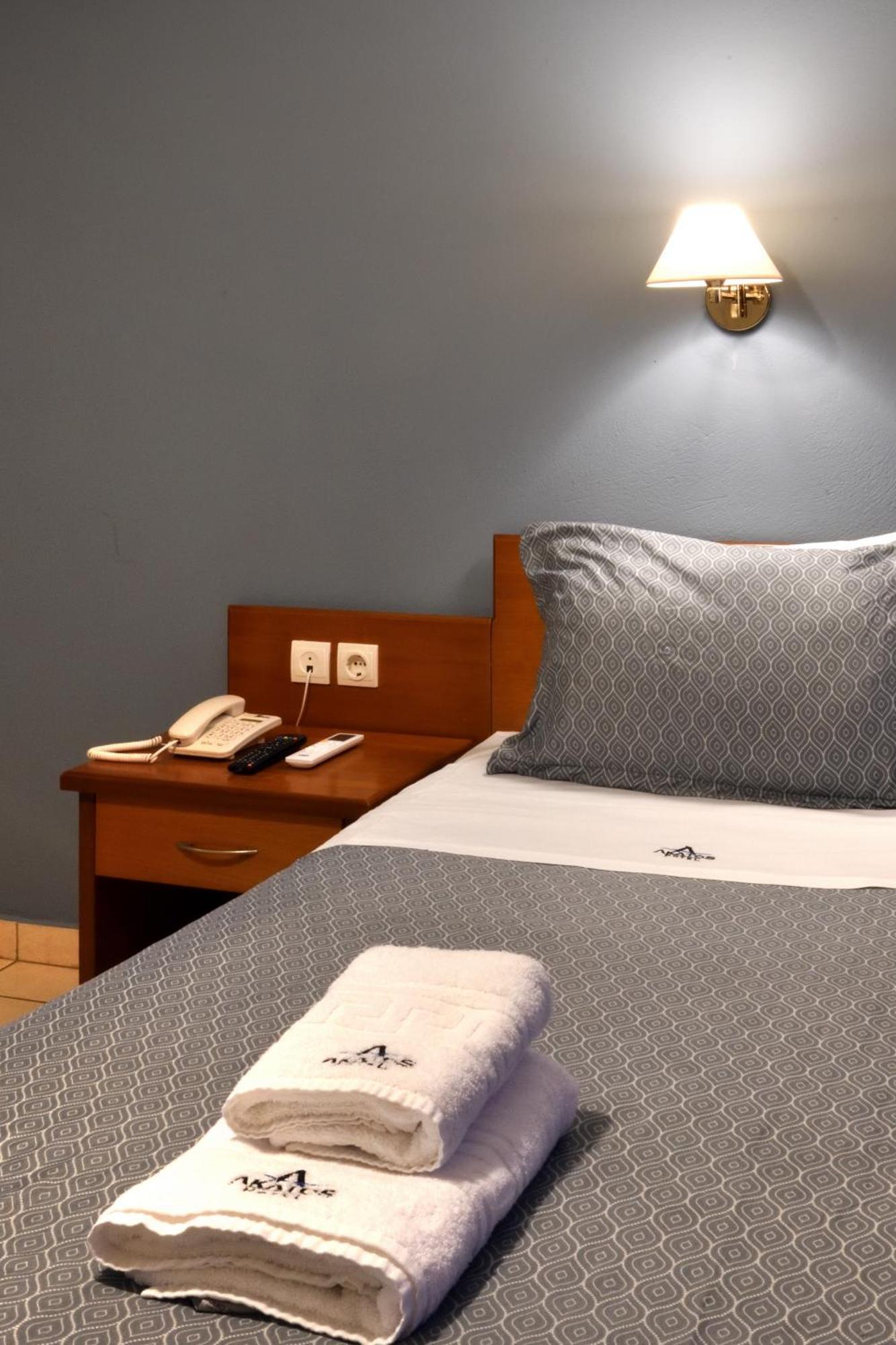 Akatos Hotel Agia Marina エクステリア 写真