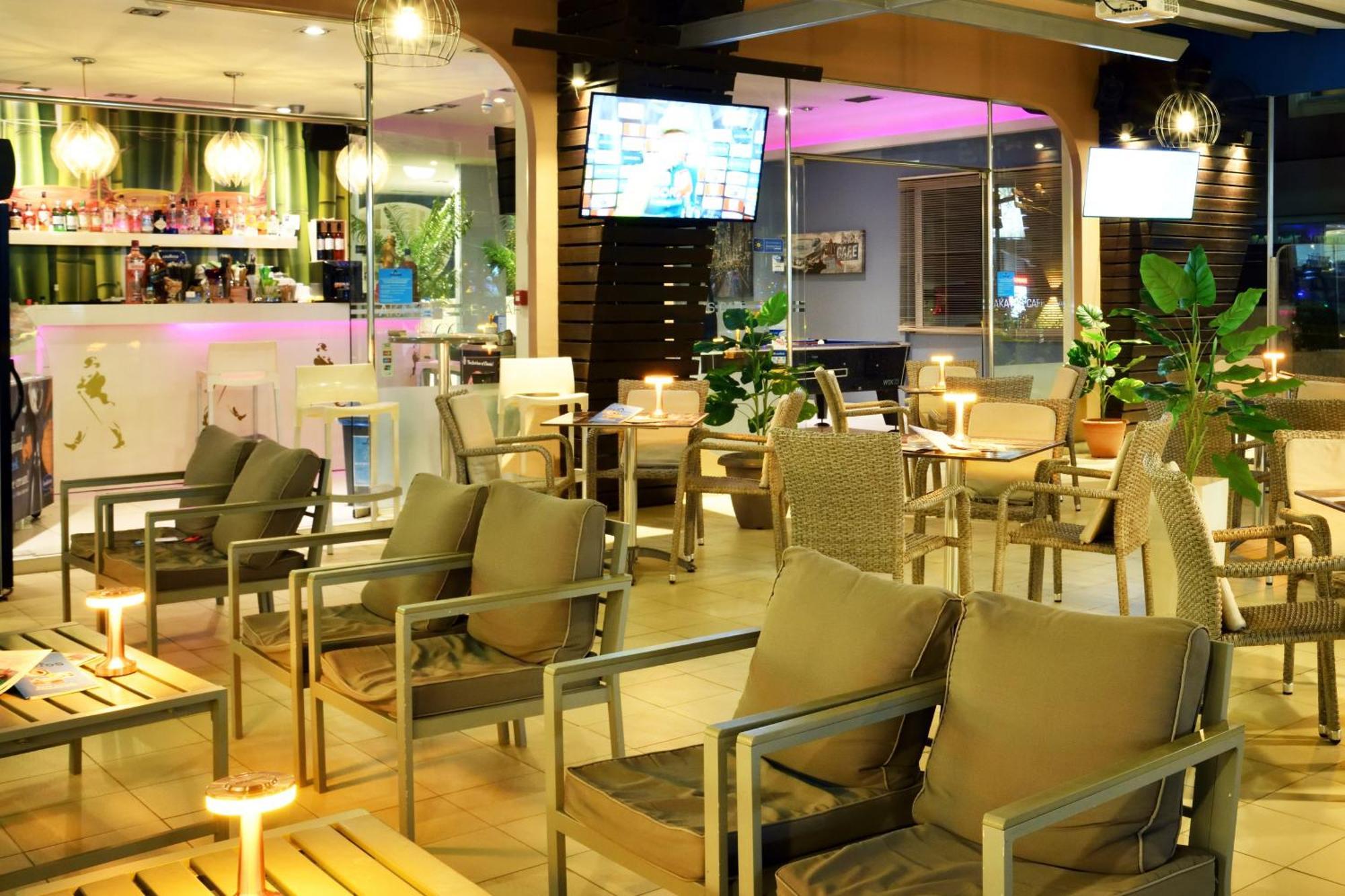 Akatos Hotel Agia Marina エクステリア 写真
