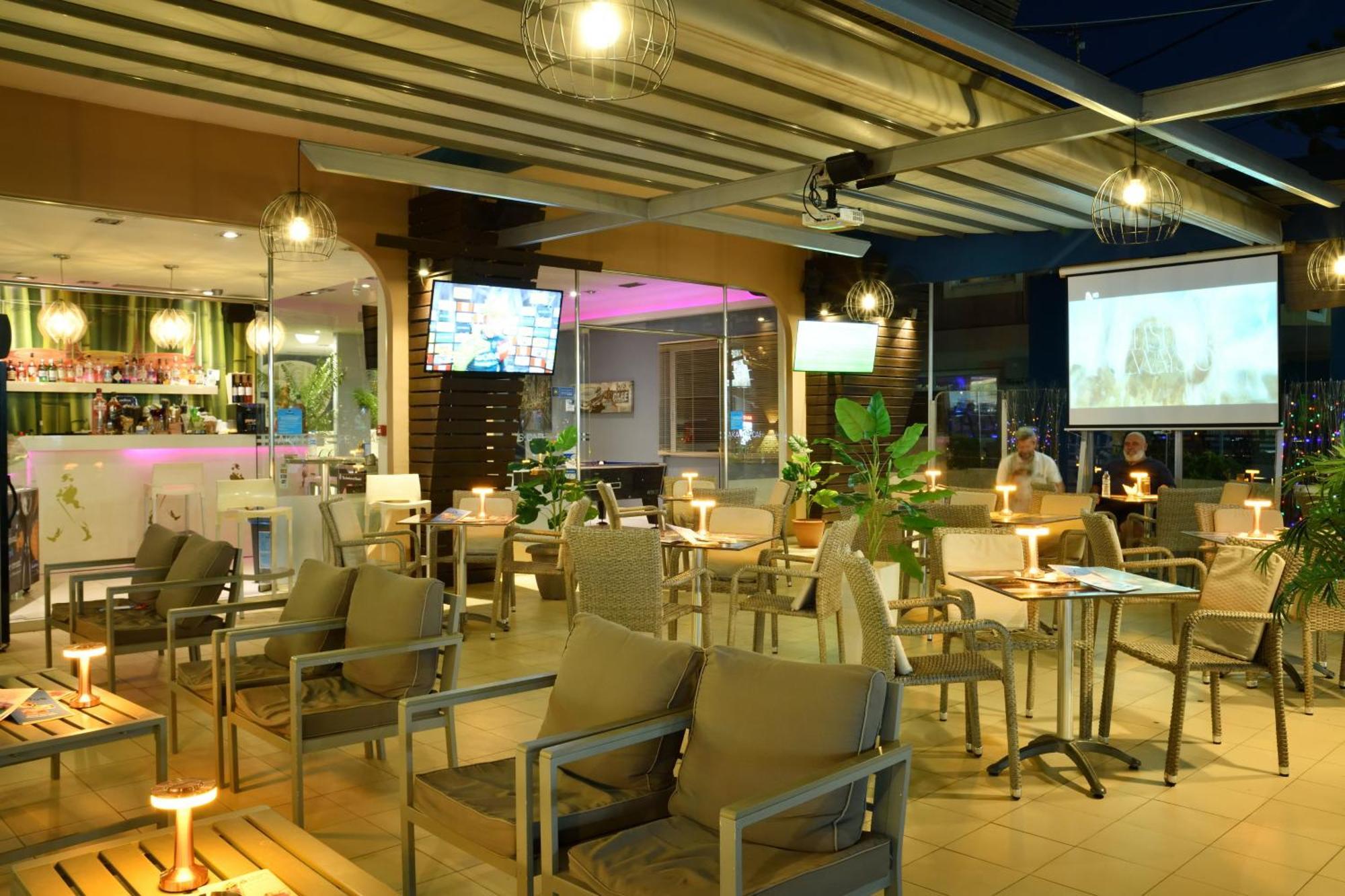 Akatos Hotel Agia Marina エクステリア 写真